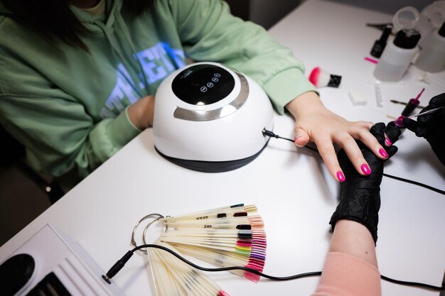 how to become a nail tech , a nail tech