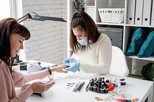 how to become a nail tech , a nail tech